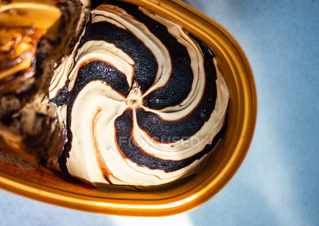 Caixa com sorvete de chocolate e baunilha já comido em uma mesa — Fotografia de Stock