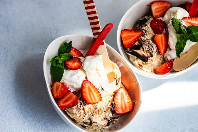 Dessert de crème glacée d'été servi avec fraises et menthe — Photo de stock