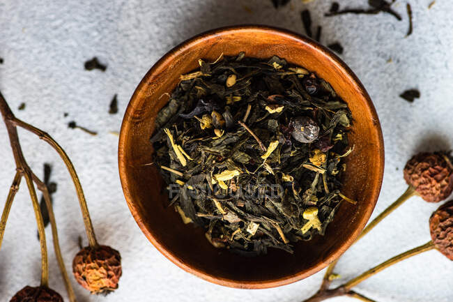 Concept de thé floral avec feuilles de thé sur fond de béton — Photo de stock