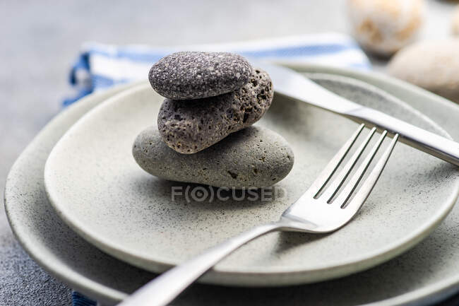 Место для пляжной вечеринки украшено морскими камнями на тарелках — стоковое фото
