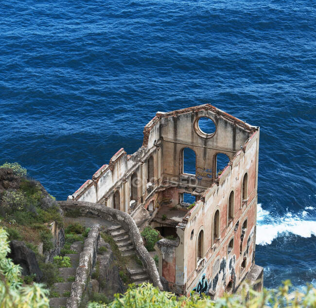 Edifício abandonado na costa, Tenerife, Ilhas Canárias, Espanha — Fotografia de Stock