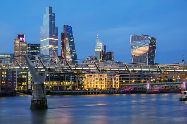 Ville de Londres skyline avec Millennium Bridge, Londres, Angleterre, Royaume-Uni — Photo de stock