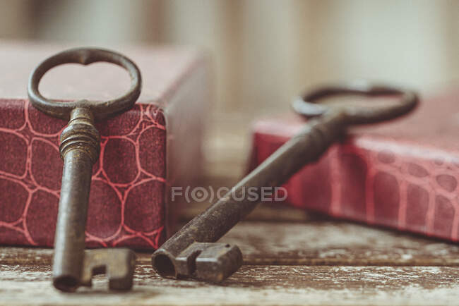 Dos llaves viejas en una mesa - foto de stock