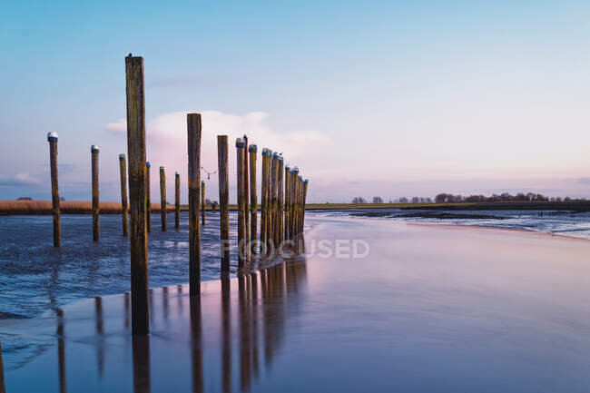 Bassa marea sul fiume Ems al tramonto, Frisia orientale, Bassa Sassonia, Germania — Foto stock
