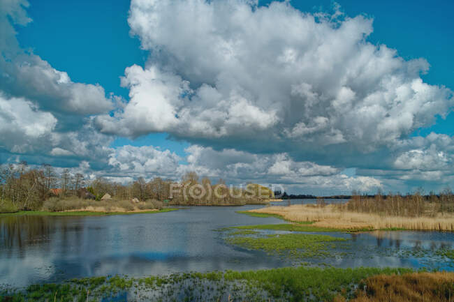 Agua arenosa cerca de Simonswolde, Ihlow, Aurich, Frisia Oriental, Baja Sajonia, Alemania - foto de stock