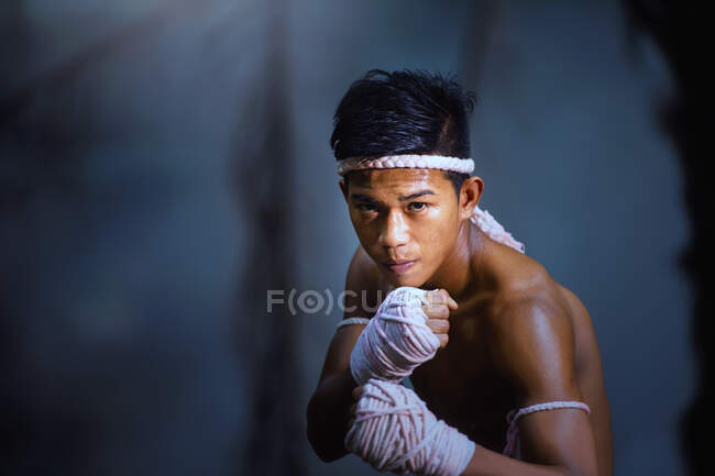 Retrato de un boxeador Muay Thai, Tailandia - foto de stock