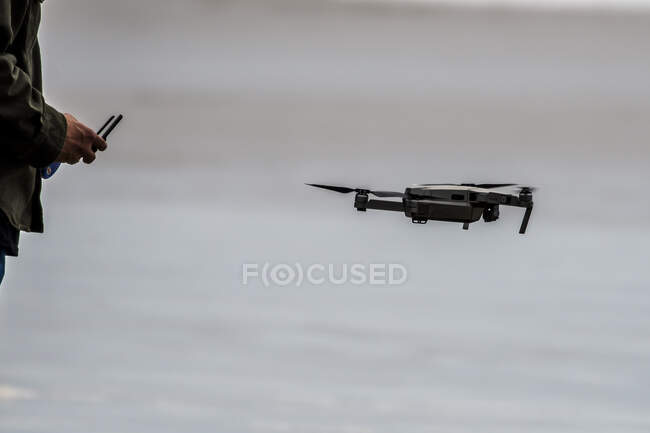 Gros plan d'un homme pilotant un drone — Photo de stock