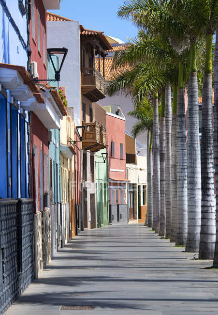 Calle vacía en la ciudad de Puerto de la Cruz, Tenerife, Islas Canarias, España - foto de stock