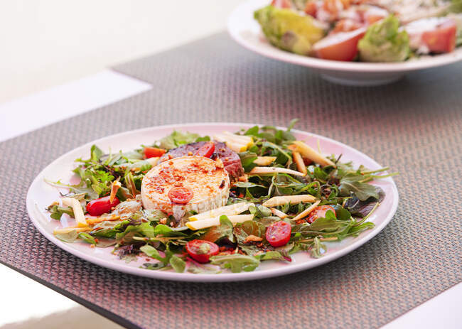 Gegrillter Ziegenkäsesalat mit Tomaten, Salat und Apfel — Stockfoto