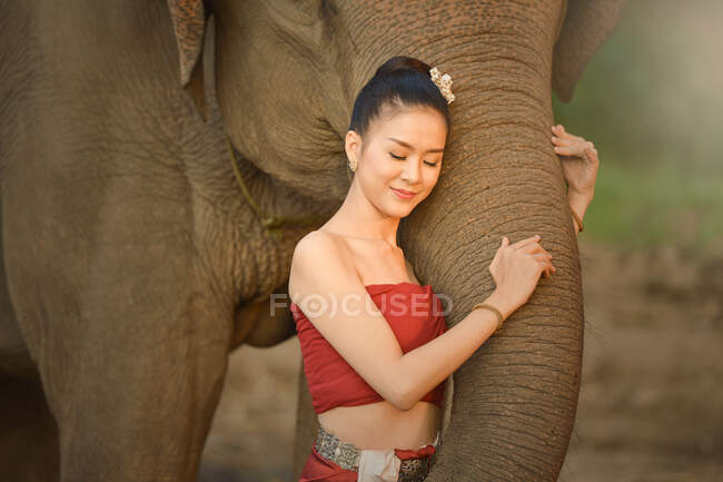 Schöne Frau umarmt einen Elefanten, Surin, Thailand — Stockfoto