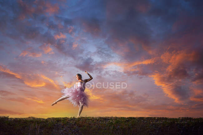 Donna vestita da tutù che balla all'aperto al tramonto, Thailandia — Foto stock