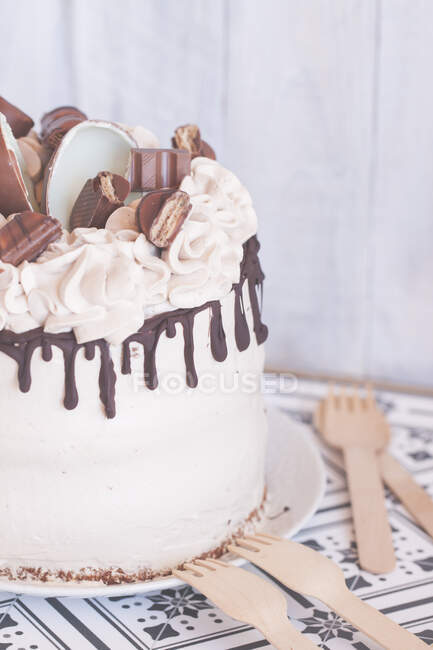 Шоколадный торт с маслом, украшенный различными шоколадными конфетками — стоковое фото