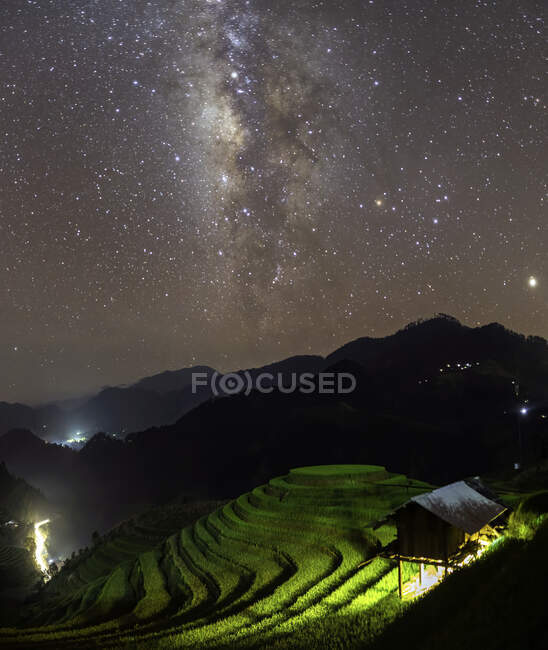 Via lattea su campi di riso terrazzati di notte, Mu Cang Chai, Yen Bai, Vietnam — Foto stock