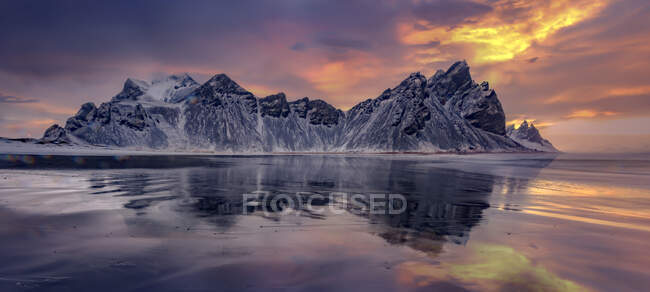 Vestrahorn горные отражения на закате, stokksnes полуостров, iceland — стоковое фото