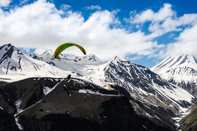 Paraglider flying over Caucasus mountains, Gudauri, Georgia — Foto stock