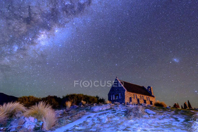 Vía Láctea sobre la Iglesia del Buen Pastor a orillas del Lago Tekapo, Isla Sur, Nueva Zelanda - foto de stock