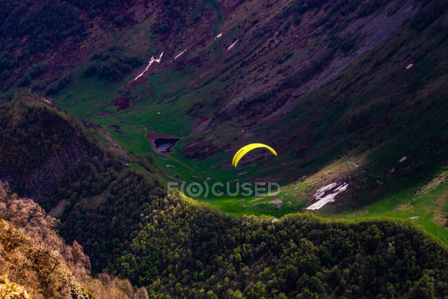 Пасажир летить над Кавказькими горами (Гудаурі, Джорджія). — стокове фото