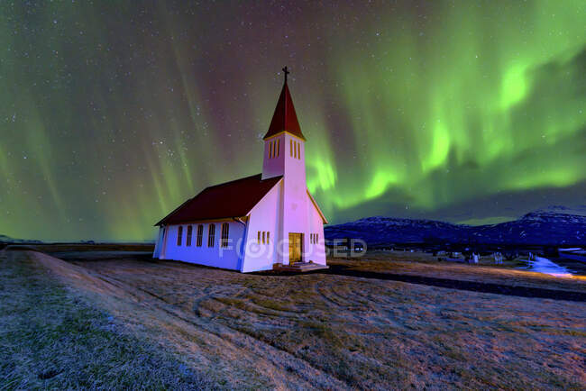 Luci del nord sopra la chiesa di Vikurkirkja, Vik, Islanda — Foto stock