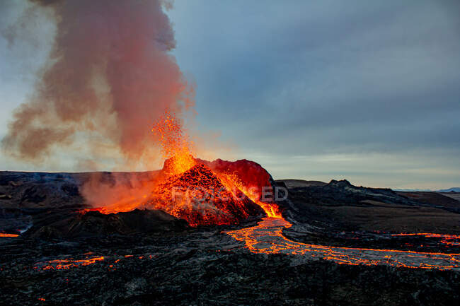Éruption du volcan Fagradalsfjall, péninsule de Reykjanes, sud-ouest de l'Islande, Islande — Photo de stock