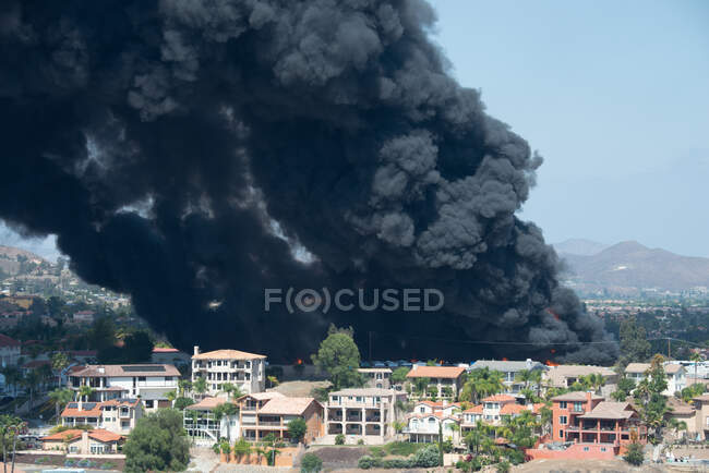 Humo subiendo desde Canyon Hills Fire, California, EE.UU. - foto de stock