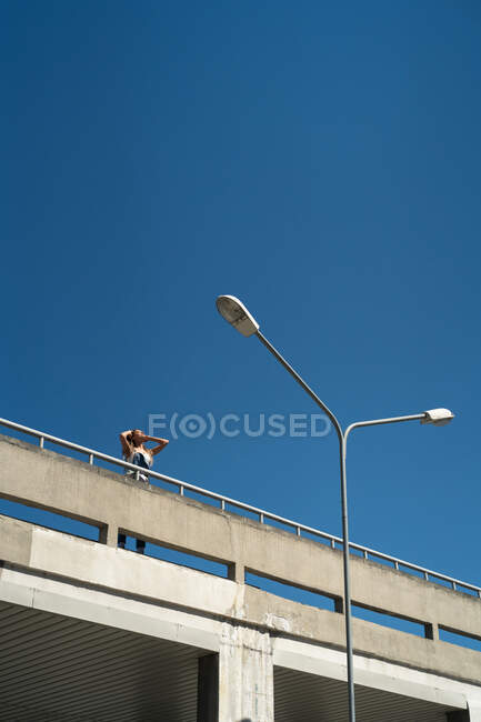 Frau steht auf einer Brücke in der Stadt, Weißrussland — Stockfoto