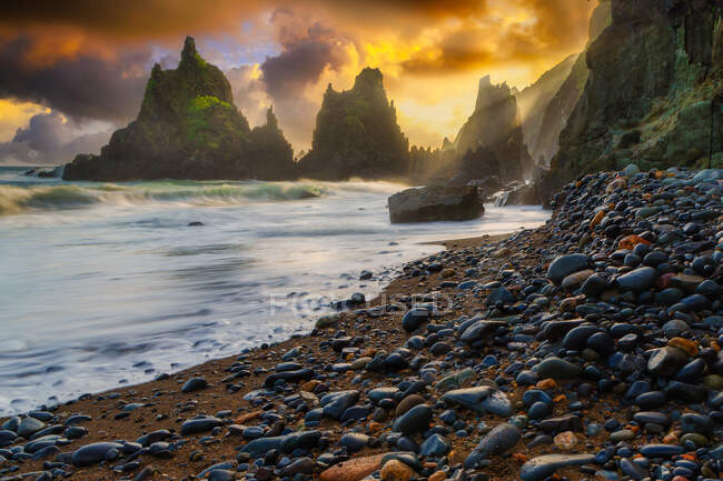 Escena de playa con rocas al atardecer, West Lombok, Indonesia - foto de stock