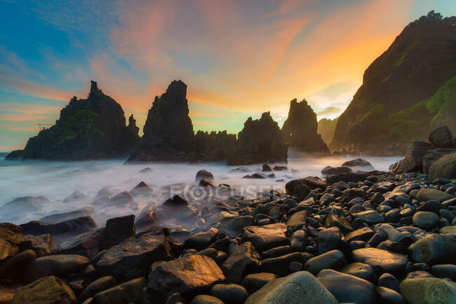 Strandszene mit Felsen bei Sonnenuntergang, West Lombok, Indonesien — Stockfoto