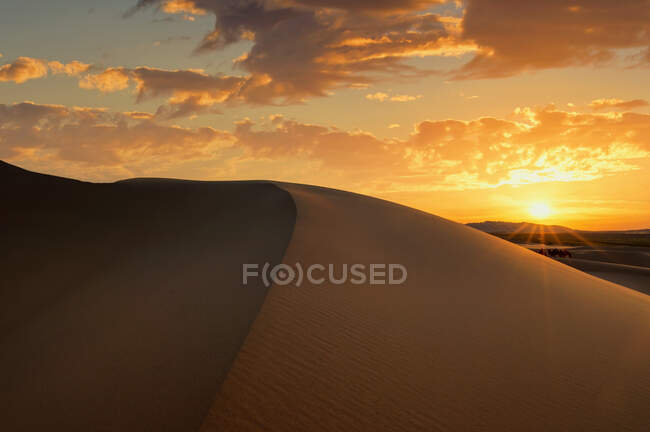 Sanddünen bei Sonnenuntergang, Wüste Gobi, Mongolei — Stockfoto
