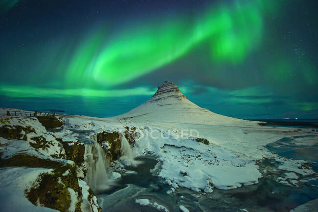 Luci settentrionali sopra Kirkjufell, penisola di Snaefellsnes, Islanda — Foto stock