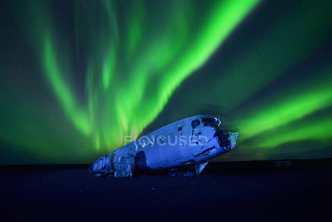 Північні вогні над покинутим літаком (Вік, Ісландія). — стокове фото