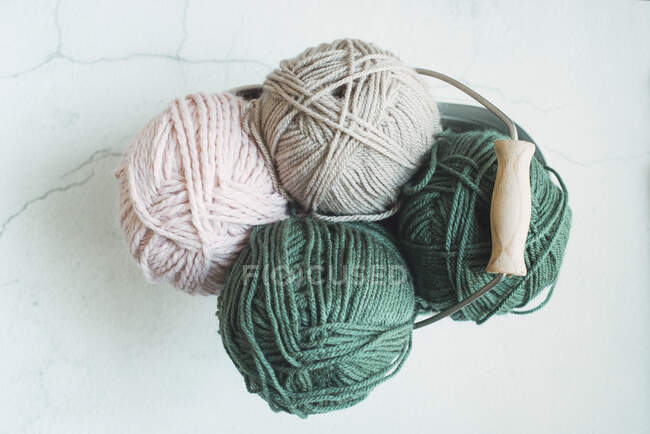 Matasse di fili di lana in secchio metallico, vista dall'alto — Foto stock