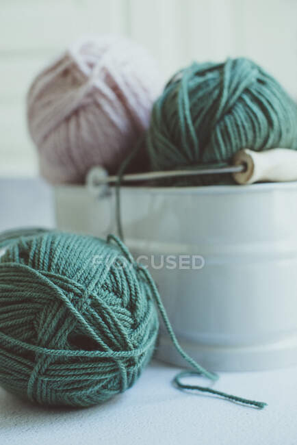 Matasse di fili di lana in secchio metallico — Foto stock