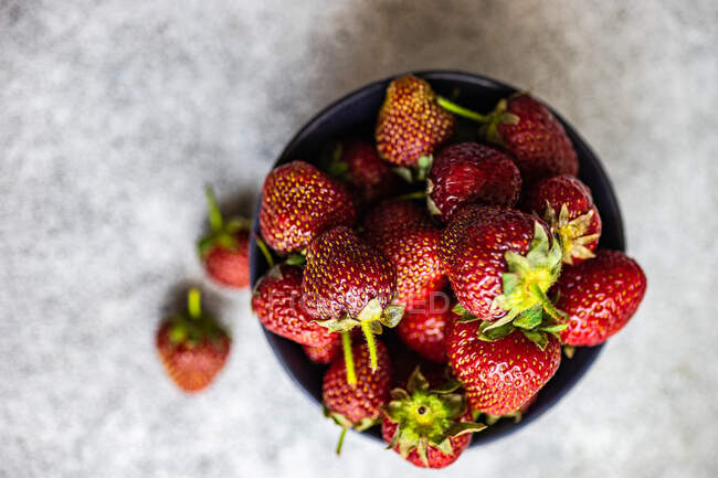 Schale mit frisch gepflückten Erdbeeren, Blick von oben — Stockfoto