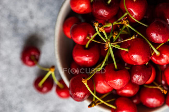 Tigela de cerejas vermelhas frescas, vista superior — Fotografia de Stock