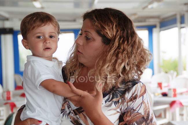 Ritratto di madre che stringe in braccio il figlio — Foto stock