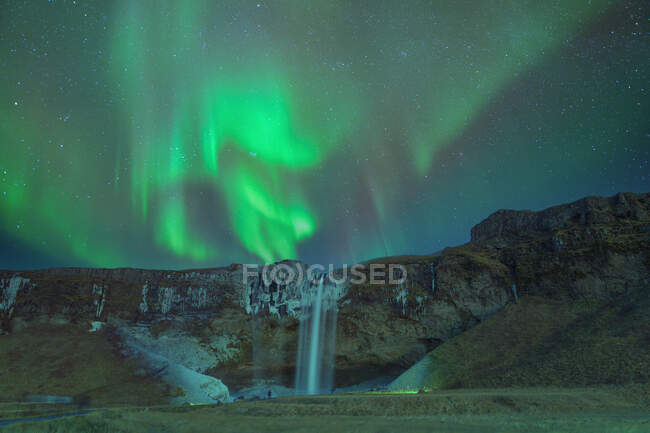 Luci settentrionali sulla cascata Kirkjufellsfoss, Grundarfjordur, Islanda occidentale, Islanda — Foto stock
