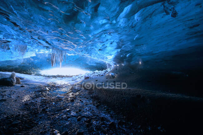 Dentro de una cueva de hielo, Parque Nacional Vatnajokull, Islandia - foto de stock
