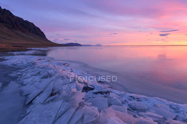 Diamond Beach, Jokulsarlon ao pôr do sol, Vatnajokull Glacier National Park, Islândia — Fotografia de Stock