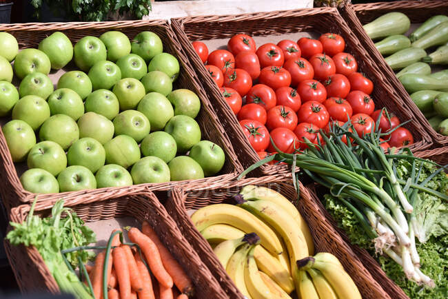 Свіжі фрукти та овочі на ринковій стійці — стокове фото