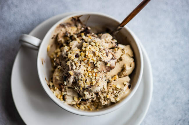 Сладкое домашнее шоколадное мороженое с орехами, подаваемыми в чашке — стоковое фото