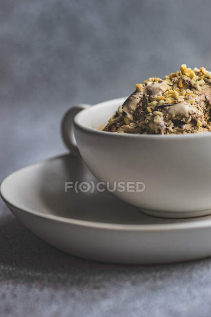 Glace au chocolat maison sucrée aux noix servie dans une tasse — Photo de stock