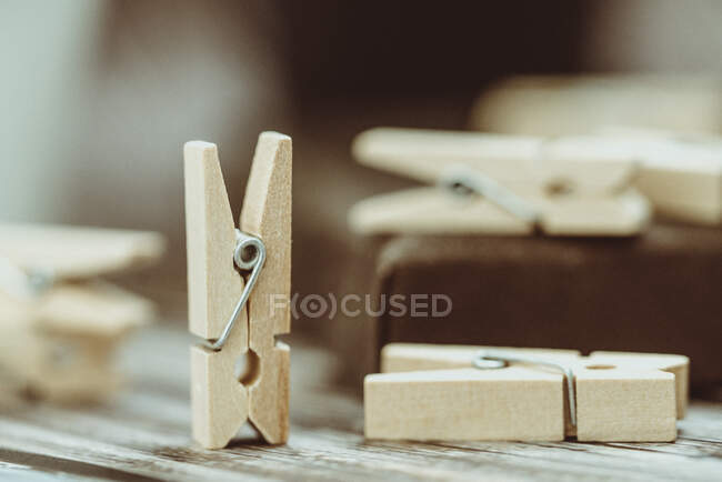 El primer plano de las clavijas de ropa de madera en una mesa - foto de stock