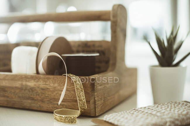 Close-up de fitas em uma caixa de madeira em uma mesa — Fotografia de Stock