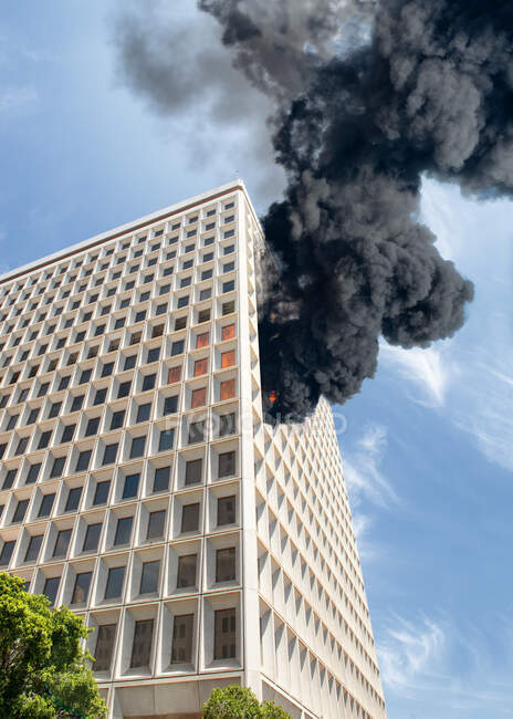 Fire in this skyrise building of James K. Hahn City Hall East in downtown Los Angeles — Stock Photo