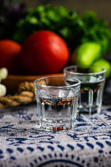 Traditional georgian supra with khinkali, vegetable set and chacha drink in glasses - foto de stock