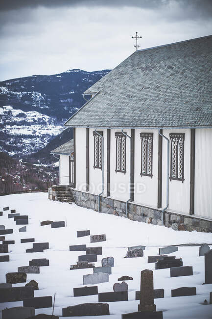 Gros plan d'une église et d'un cimetière dans la neige, Gol, Norvège — Photo de stock