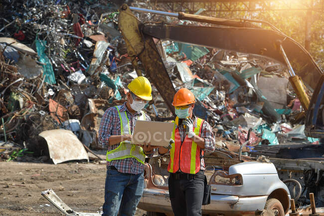 L'industrie du recyclage un travailleur qui recyclent chose sur le centre de recyclage.Manager et travailleur manuel dans la décharge métallique — Photo de stock