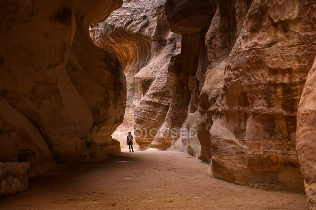 Atemberaubender Blick aus einer Höhle des Ad Deir - Klosters in der antiken Stadt Petra, Jordanien: Unglaubliches UNESCO-Weltkulturerbe. — Stockfoto