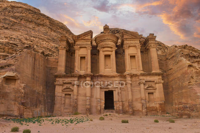 Vista deslumbrante de uma caverna do Ad Deir - Mosteiro na antiga cidade de Petra, Jordânia: Patrimônio Mundial da UNESCO incrível. — Fotografia de Stock