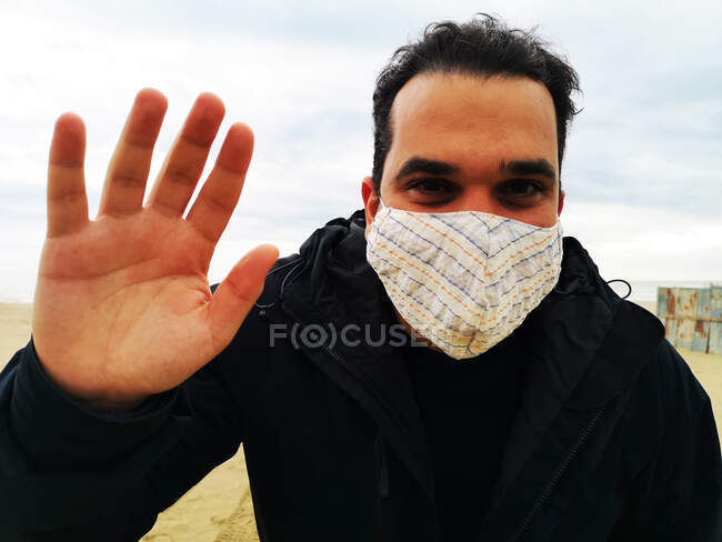Porträt eines Mannes mit schützender Gesichtsmaske, der winkt, Apulien, Italien — Stockfoto